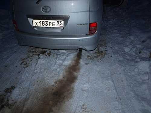 черный выхлоп автомобиля