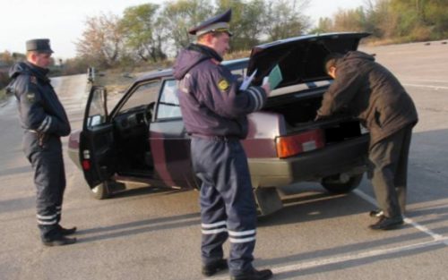 обязан ли водитель открывать багажник